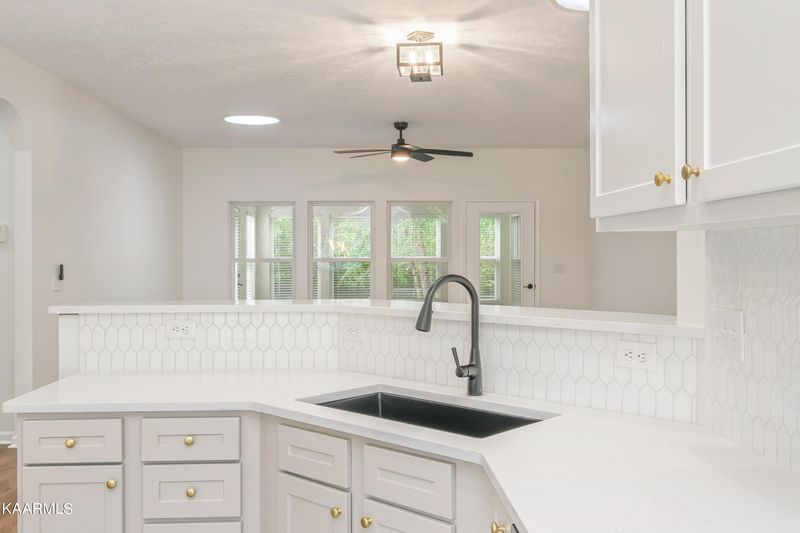 102 Amohi Way, Loudon, TN 37774