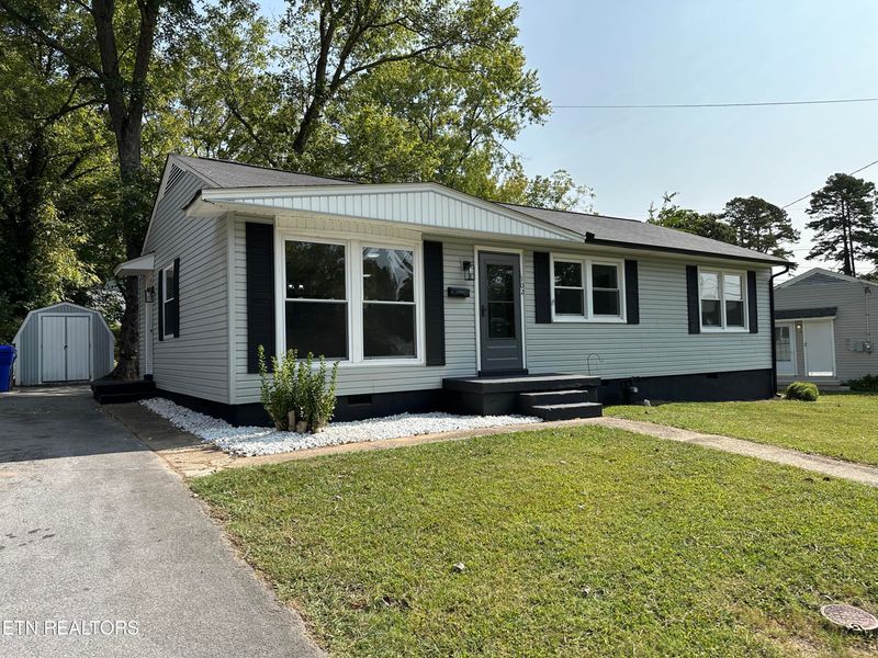 102 Ashland Ln, Oak Ridge, TN 37830