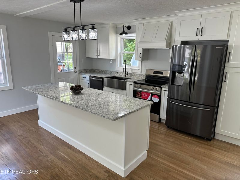 102 Ashland Ln, Oak Ridge, TN 37830