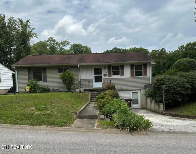 102 Audubon Rd, Oak Ridge, TN 37830