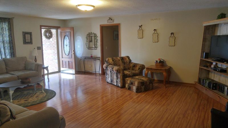 102 Bradley Dr, Madisonville, TN 37354