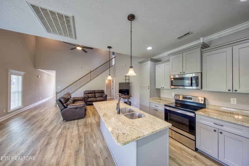 102 Conner Ln, Lenoir City, TN 37772