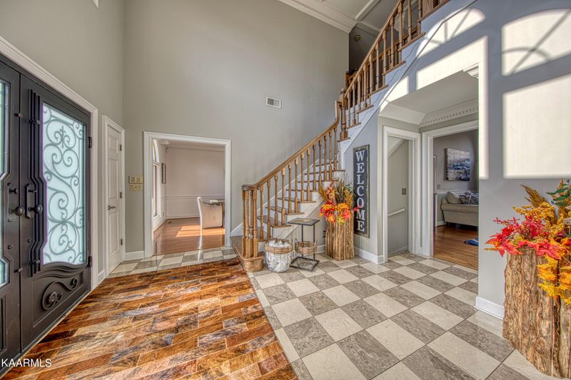 102 Danbury Ln, Oak Ridge, TN 37830