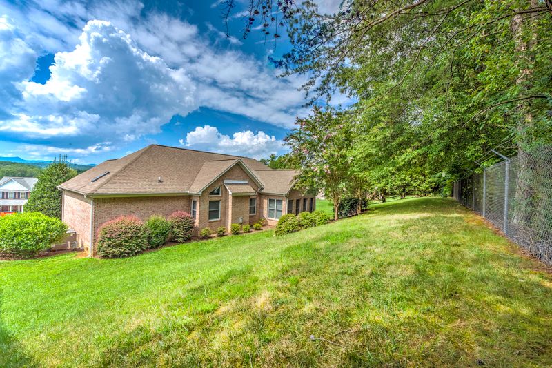 102 Dover Ln, Oak Ridge, TN 37830