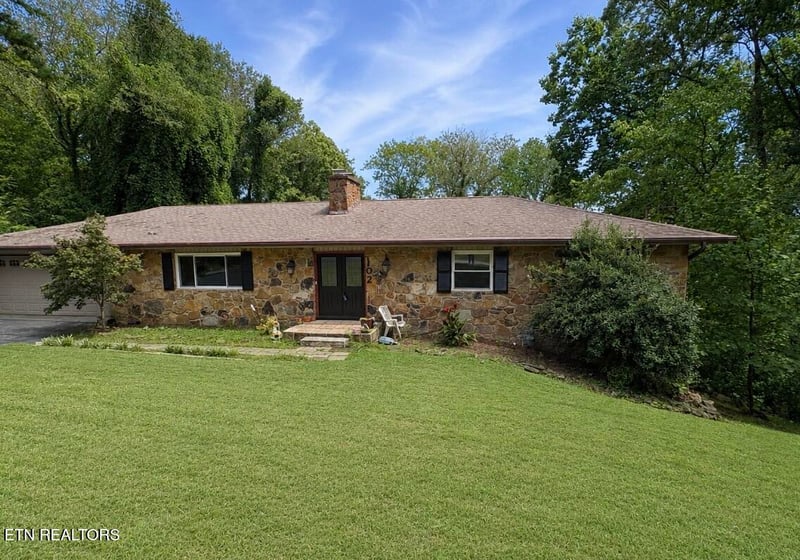 102 E Morningside Dr, Oak Ridge, TN 37830