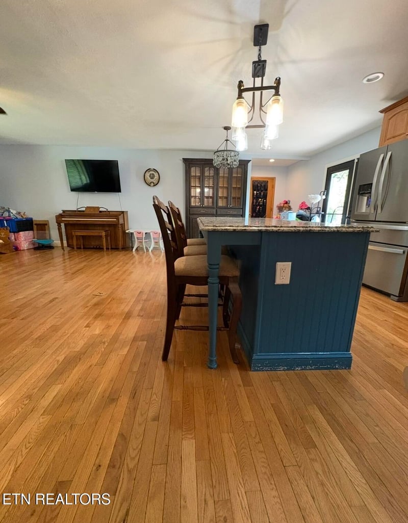 102 E Morningside Dr, Oak Ridge, TN 37830