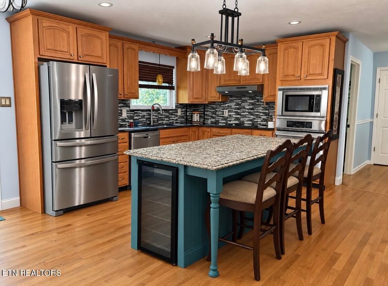 102 E Morningside Dr, Oak Ridge, TN 37830