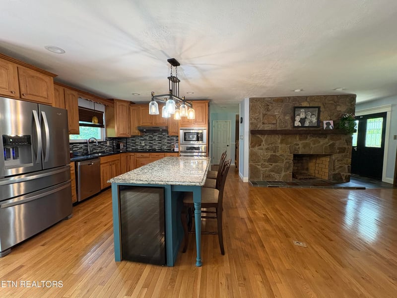 102 E Morningside Dr, Oak Ridge, TN 37830