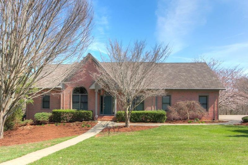 102 Farmington Pl, Clinton, TN 37716