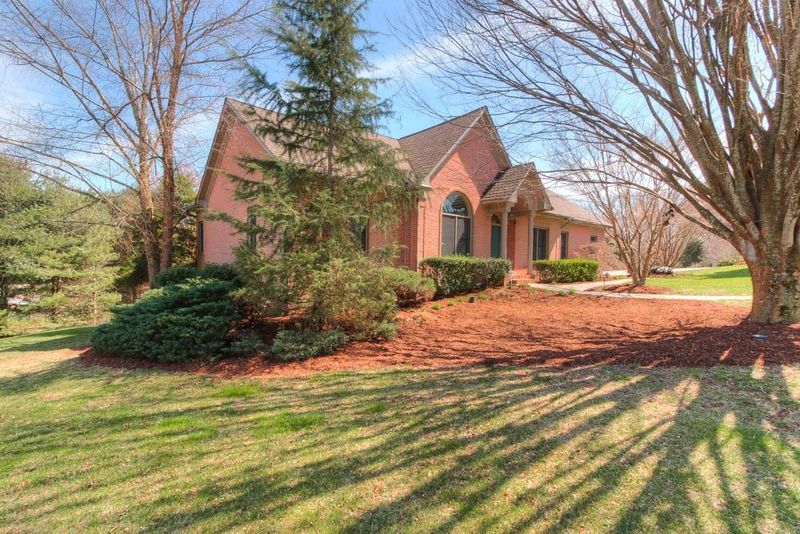 102 Farmington Pl, Clinton, TN 37716