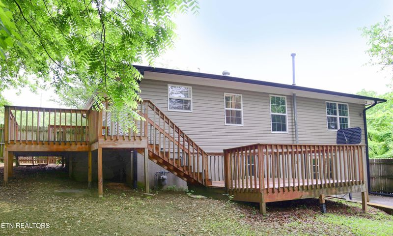 102 Henderson Ln, Oak Ridge, TN 37830