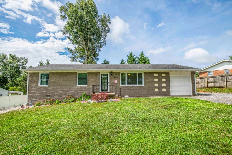 102 Lawrence Ln, Oak Ridge, TN 37830