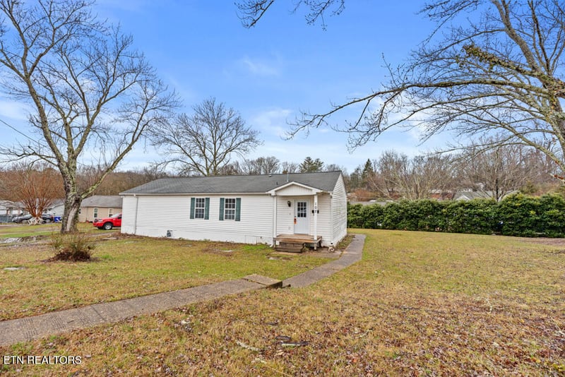 102 Lawton Rd, Oak Ridge, TN 37830