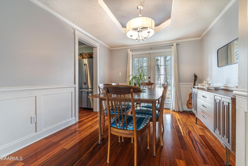 102 Locust Ln, Oak Ridge, TN 37830