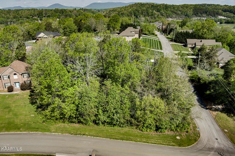 102 Masthead Dr, Clinton, TN 37716