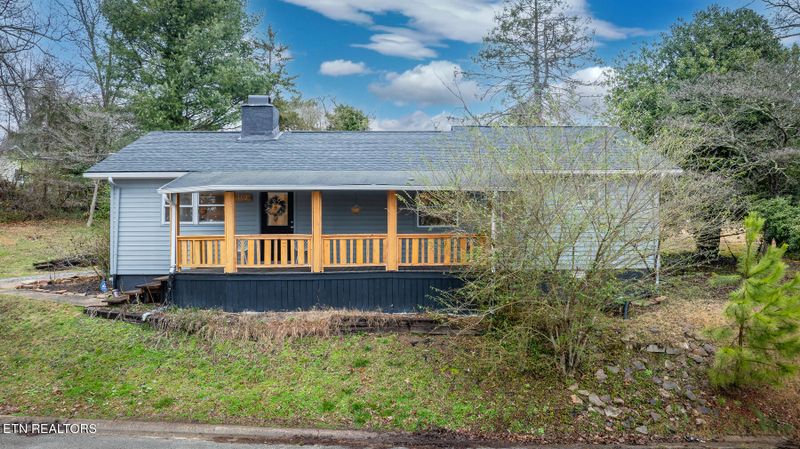 102 Mayfair Ln, Oak Ridge, TN 37830