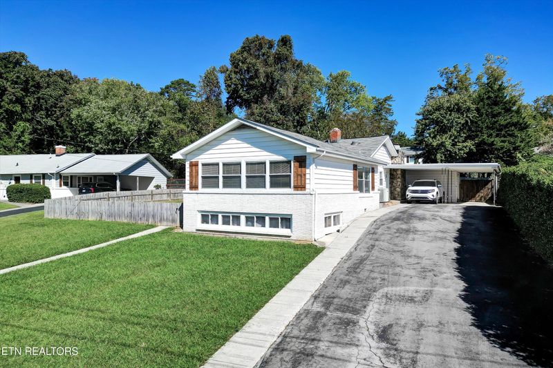 102 Meadow Rd, Oak Ridge, TN 37830