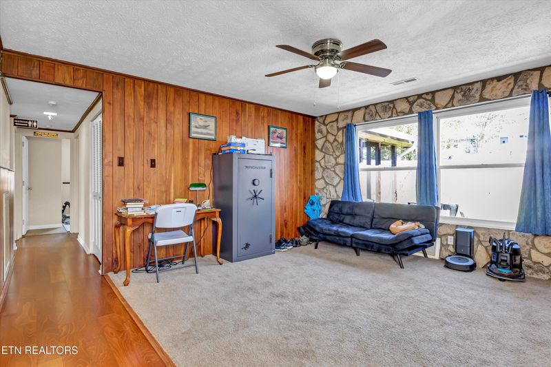 102 Meadow Rd, Oak Ridge, TN 37830