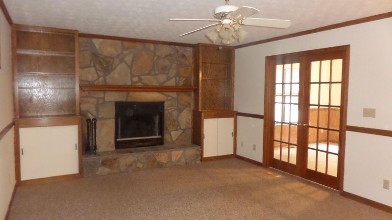 102 Meadowlark Ln, Oak Ridge, TN 37830