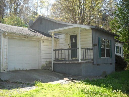 102 Moore Ln, Powell, TN 37849