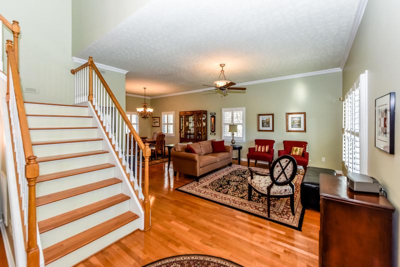 102 Naples Ln, Oak Ridge, TN 37830