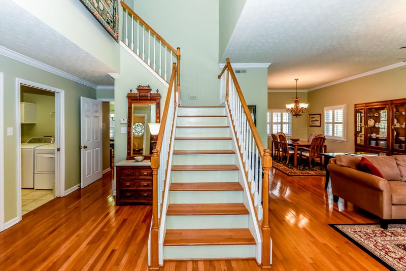 102 Naples Ln, Oak Ridge, TN 37830