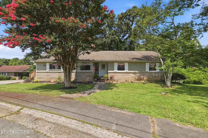 102 Nolan Rd, Oak Ridge, TN 37830