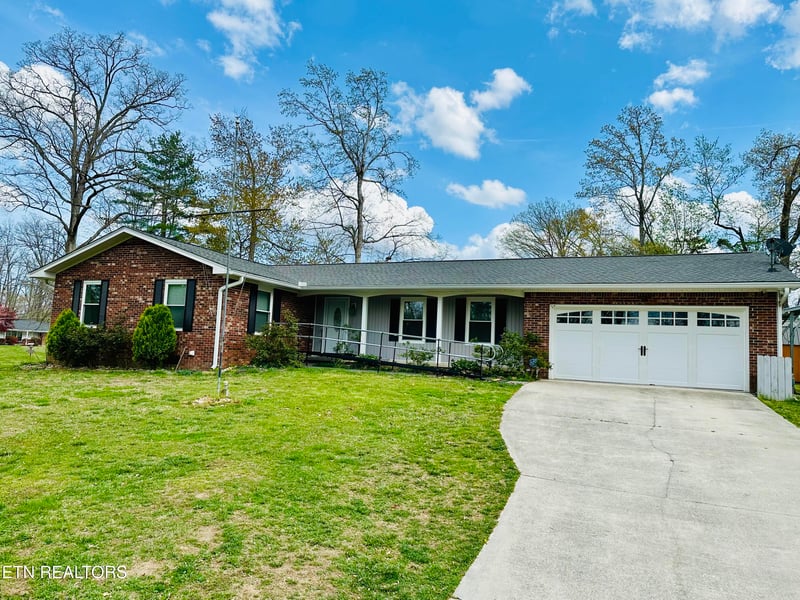 102 Oakwood Dr, Clinton, TN 37716