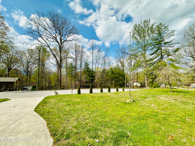 102 Oakwood Dr, Clinton, TN 37716