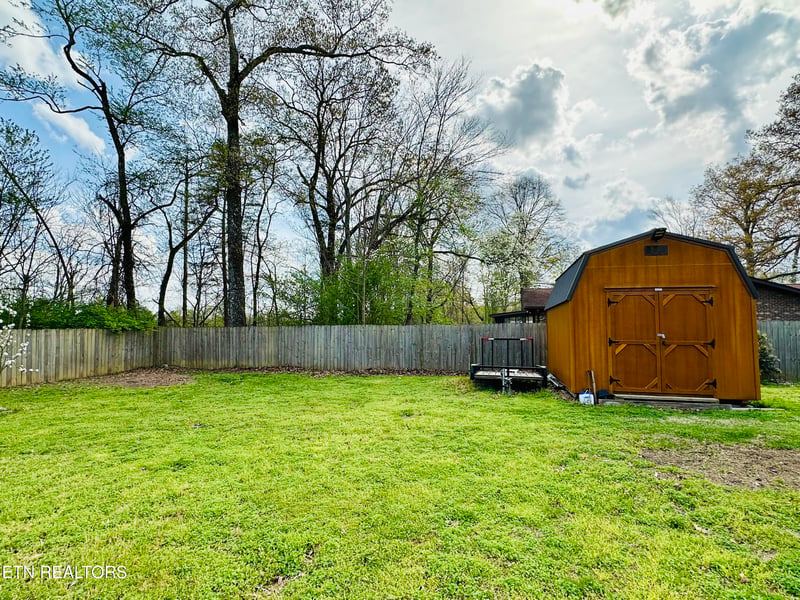 102 Oakwood Dr, Clinton, TN 37716