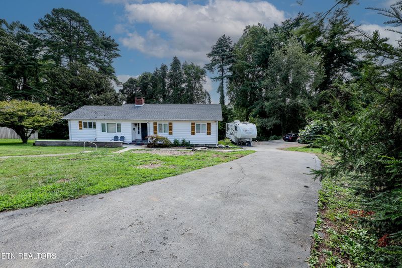 102 Oglethorpe Ln, Oak Ridge, TN 37830