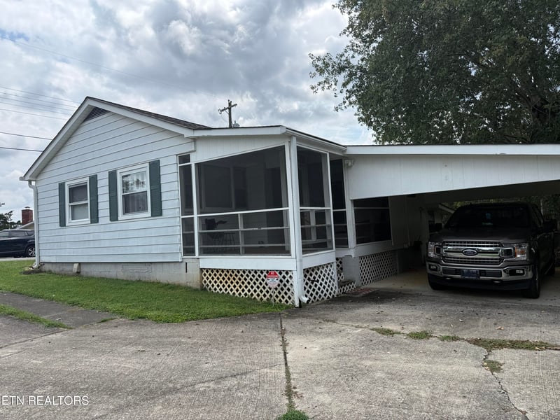 102 Victoria Rd, Oak Ridge, TN 37830