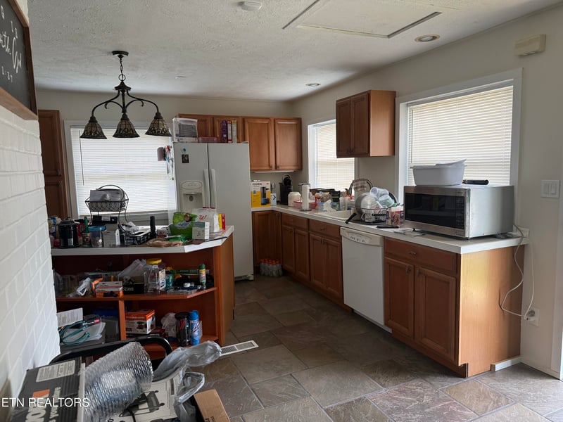 102 Victoria Rd, Oak Ridge, TN 37830