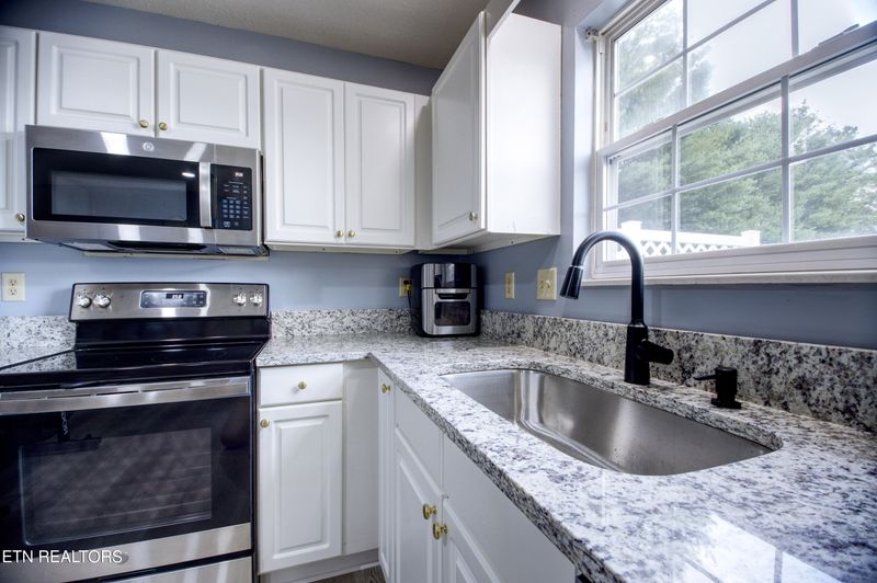 102 Village Trace Unit 12, Kingston, TN 37763