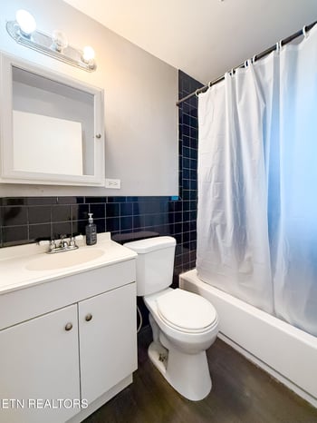102 W Farragut Rd, Oak Ridge, TN 37830