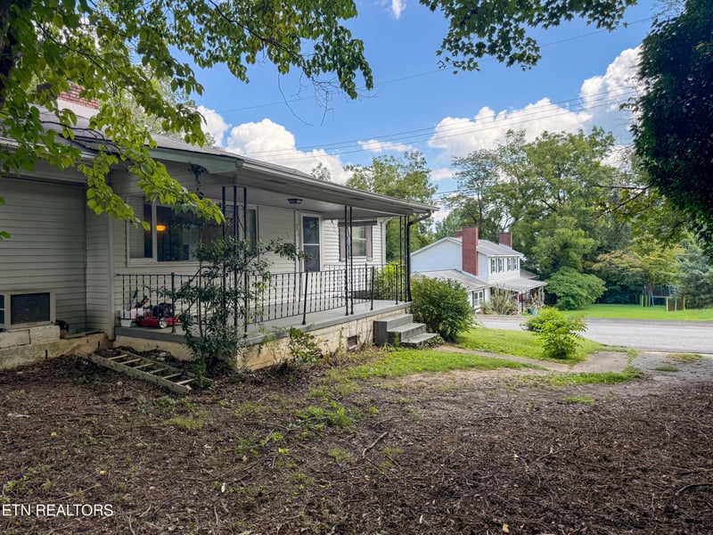 102 W Farragut Rd, Oak Ridge, TN 37830