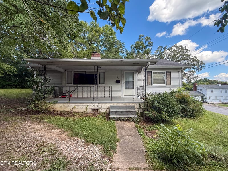102 W Farragut Rd, Oak Ridge, TN 37830