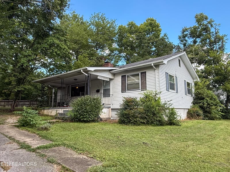 102 W Farragut Rd, Oak Ridge, TN 37830