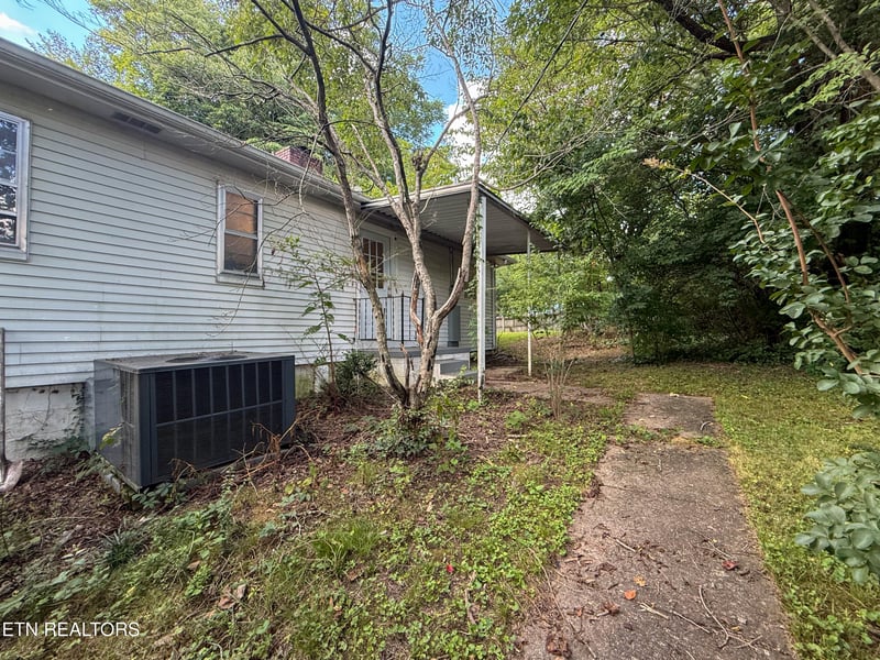 102 W Farragut Rd, Oak Ridge, TN 37830