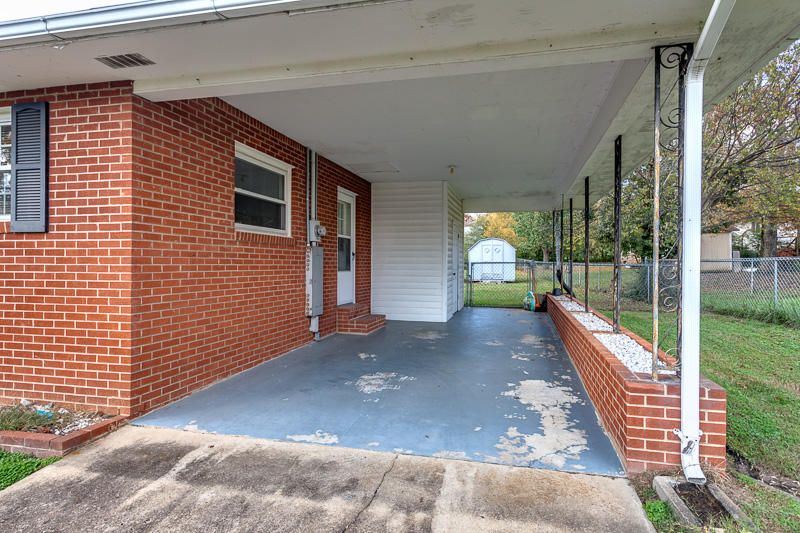 102 Wayne Rd, Oak Ridge, TN 37830
