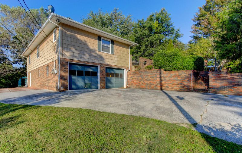 102 Westoak Dr, Clinton, TN 37716