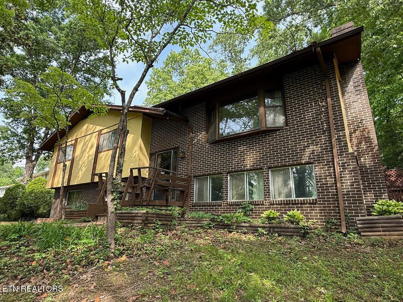 102 Westwind Dr, Oak Ridge, TN 37830