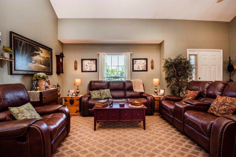 102 Willow Bend Dr, Loudon, TN 37774
