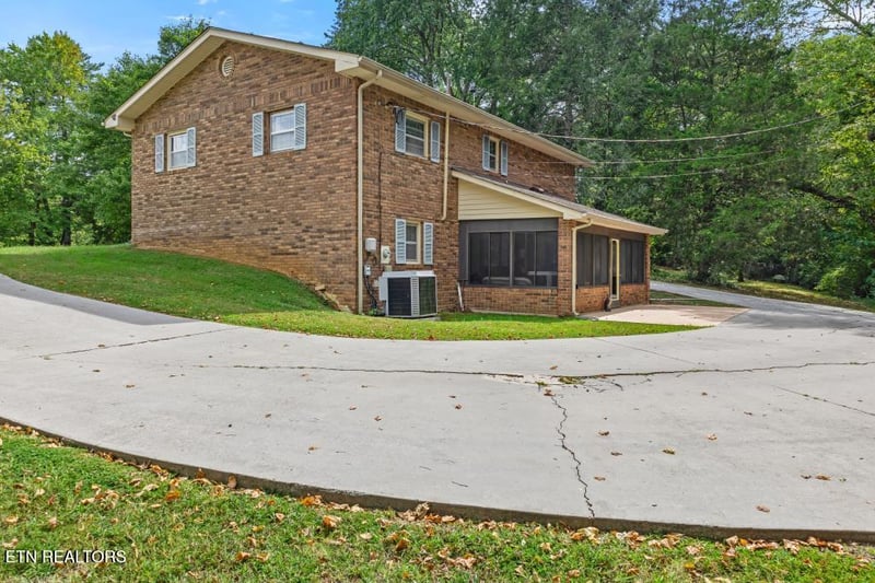 1020 Bledsoe Dr, Etowah, TN 37331