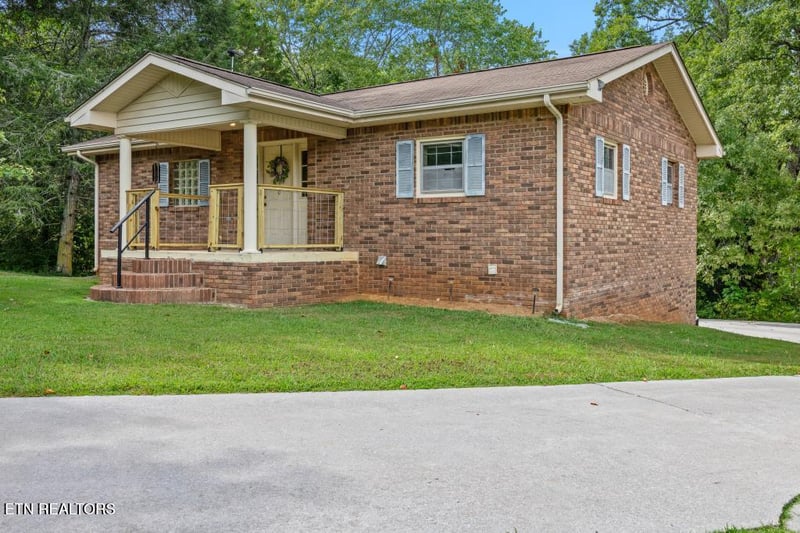 1020 Bledsoe Dr, Etowah, TN 37331