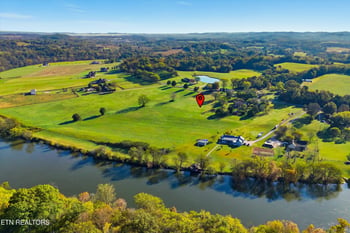 1021 Graves Rd, Strawberry Plains, TN 37871