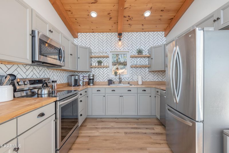 1021 Leslie Way, Sevierville, TN 37876