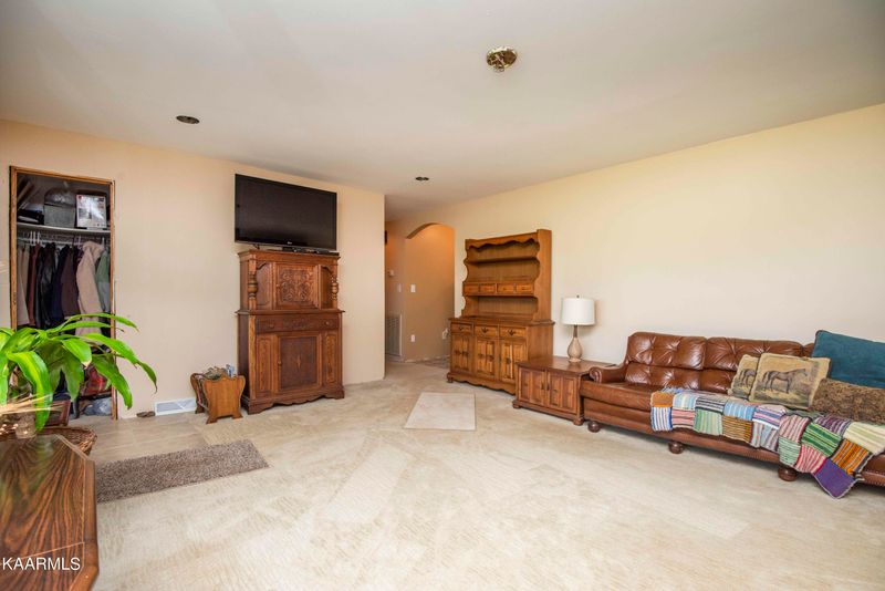 1025 Cooper Rd, Strawberry Plains, TN 37871