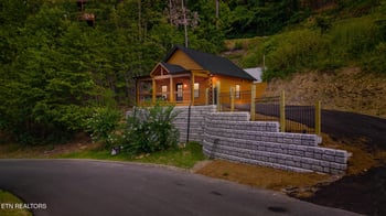 1026 Black Bear Cub Way, Sevierville, TN 37862