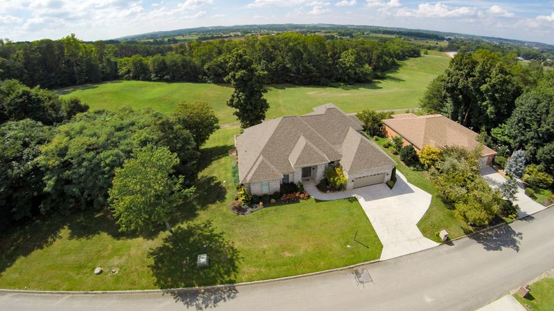 1027 Saint Johns Dr, Maryville, TN 37801
